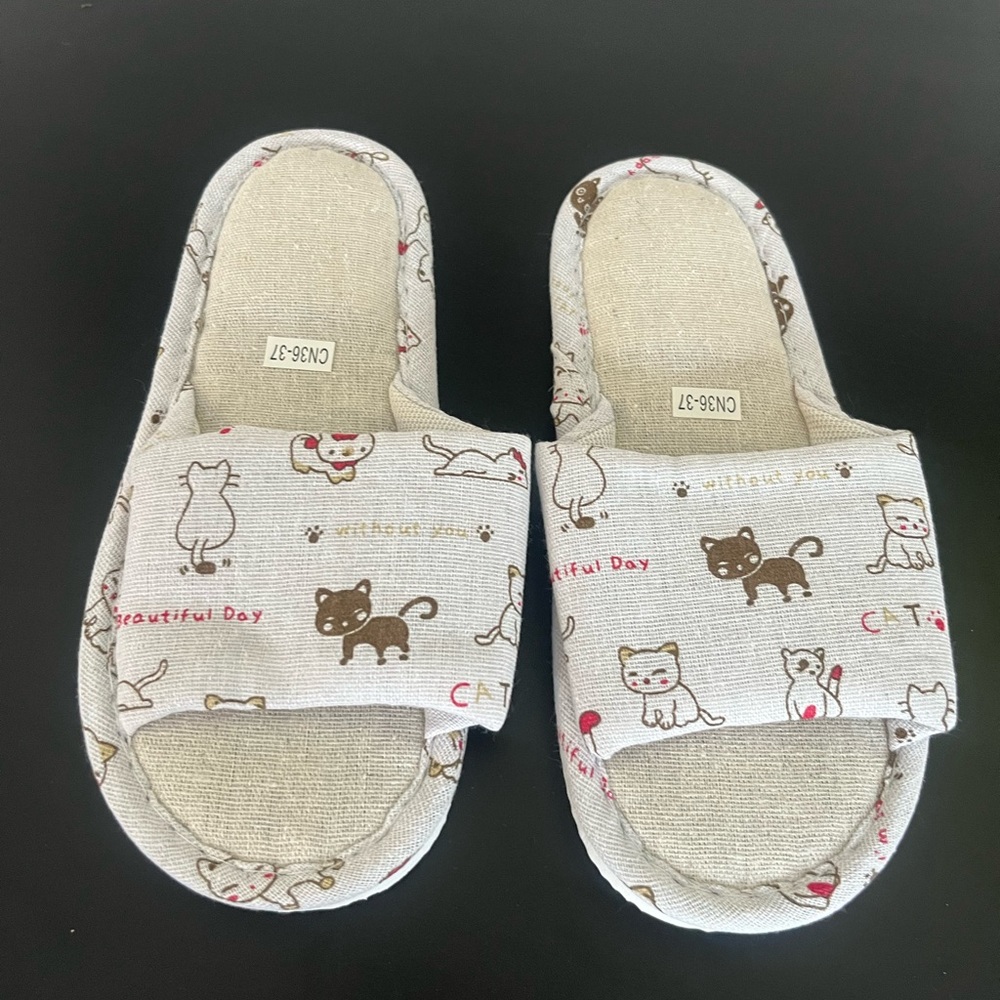Indoors or outdoor women’s slides size 6,